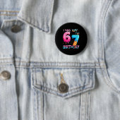 Badge Rond 5 Cm Drôle 7e Anniversaire Six Sept 6 (En situation)