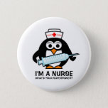 Badge Rond 5 Cm drôle avec infirmière pingouin<br><div class="desc">Badge drôle avec une infirmière mignonne pingouin et citation. Je suis infirmière,  quelle est votre superpouvoir? Texte et couleurs personnalisables. Idée drôle de cadeau pour la semaine des infirmières,  diplômée de l'école d'infirmières ou infirmières autorisées. Caricature d'oiseau animal avec aiguille de seringue.</div>