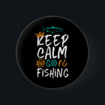 Badge Rond 5 Cm Drôle Garder le calme et aller Pêche Humour pêcheu<br><div class="desc">Design amusant et humoristique pour les pêcheurs, les pêcheurs, les amateurs de pêche fluviale et de lac. Cette marchandise vintage, rétro et en détresse est à porter sur votre voyage de pêche au cabine par le bois. Apportez vos engrenages, la canne à pêche, la bobine de pêche et attrapons du...</div>