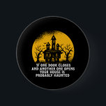 Badge Rond 5 Cm Drôle Halloween Haunted House Citation Inspiration<br><div class="desc">Une Porte Se Ferme. Un Autre S'Ouvre. Amusant et effrayant design de maison hantée pour votre Happy Halloween fête. Des produits cool et fantastiques pour ceux qui aiment regarder des films d'horreur et aller à Trick ou Treat on Halloween nuit. Cela va bien avec votre décoration Halloween éffrayante et effrayante...</div>