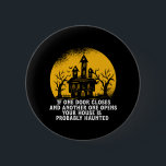 Badge Rond 5 Cm Drôle Halloween Haunted House Citation Inspiration<br><div class="desc">Une Porte Se Ferme. Un Autre S'Ouvre. Amusant et effrayant design de maison hantée pour votre Happy Halloween fête. Des produits cool et fantastiques pour ceux qui aiment regarder des films d'horreur et aller à Trick ou Treat on Halloween nuit. Cela va bien avec votre décoration Halloween éffrayante et effrayante...</div>