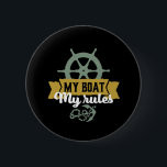 Badge Rond 5 Cm Drôle Humour de pêche Vintage Mon bateau Mes règle<br><div class="desc">Design amusant et humoristique pour les pêcheurs, les pêcheurs, les amateurs de pêche fluviale et de lac. Cette marchandise vintage, rétro et en détresse est à porter sur votre voyage de pêche au cabine par le bois. Apportez vos engrenages, la canne à pêche, la bobine de pêche et attrapons du...</div>