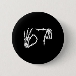 Badge Rond 5 Cm Drôle Six Sept 6 7 Mème 67 Main de Squelette Hallo