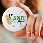 Badge Rond 5 Cm Drôle Tricot dire Knit Happens w boule de fil<br><div class="desc">Ce petit design excentrique porte l'expression intemporelle "Knit Happens". L'expression est écrite en typographie mixte verte et noire. Le design comprend une boule de fil varié en bleu turquoise, vanille, moutarde et épices, ainsi que des aiguilles de tricot et quelques queues de fil. Parcourez notre magasin pour trouver des cadeaux...</div>