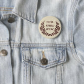 Badge Rond 5 Cm dum spiro spero (En situation)