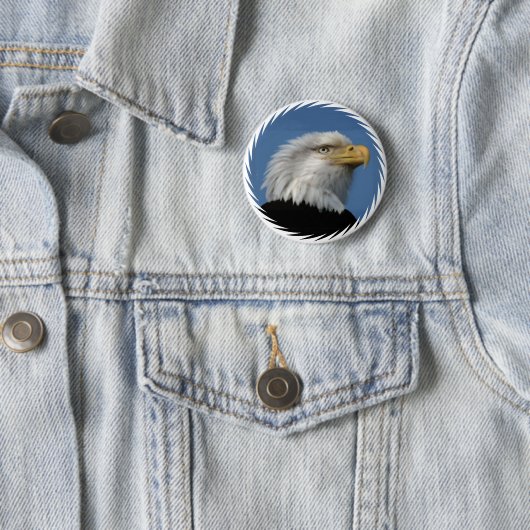 BADGE ROND 5 CM EAGLE-BUTTON CHAUVE (En situation)