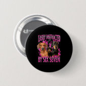 Badge Rond 5 Cm Easily Distracted By Six Seven 67 Meme Dachshund W (Devant & derrière)