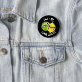 Badge Rond 5 Cm Easy Peasy Lemon Squeezy Funny Fruit Pun Dark BG (En situation)