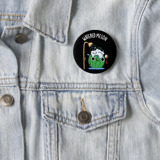 Badge Rond 5 Cm Eau Melon Funny Watermelon Pun Dark BG (En situation)