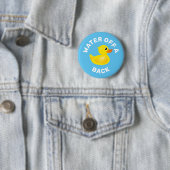 Badge Rond 5 Cm 'Eau sur le dos d'un canard' Canard en caoutchouc  (En situation)