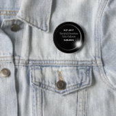Badge Rond 5 Cm Éclipse solaire double datée 2024 & 2017 (En situation)