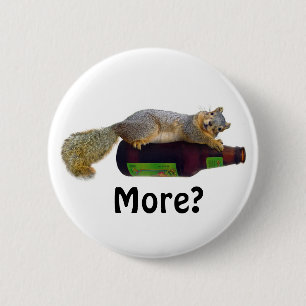 Badge Rond 5 Cm Écureuil avec la bouteille à bière vide