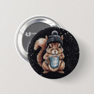 Badge Rond 5 Cm Écureuil avec tasse et neige "Stay Warm"