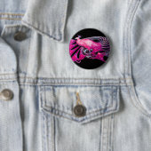 BADGE ROND 5 CM ELÉGANT PEACOCK EN ROSE, FUCHSIA, NOIR (En situation)