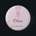 Badge Rond 5 Cm Elégant rose floral Ballerina Chaussures Filles An<br><div class="desc">Bouton mignon pour la fête d'anniversaire de votre petite fille. Ce design présente une paire d'aquarelles de chaussures pointes de ballet rose sur un arrière - plan blanc. Personnalisez avec les détails de votre fête.</div>
