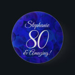 Badge Rond 5 Cm Elégant Royal Blue 80 et anniversaire Extraordinai<br><div class="desc">Bouton Elégant Royal Blue 80 et fête d'anniversaire Extraordinaire Touche spéciale unique et élégante Royal Blue anniversaire broche spécialement conçue pour vos amis qui ont 80 ans et sont extraordinaires! Personnalisez cette épingle de bouton de fête d'anniversaire avec leur nom. Parfait pour la fête comme une faveur pour vos invités....</div>