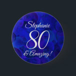 Badge Rond 5 Cm Elégant Royal Blue 80 et anniversaire Extraordinai<br><div class="desc">Bouton Elégant Royal Blue 80 et fête d'anniversaire Extraordinaire Touche spéciale unique et élégante Royal Blue anniversaire broche spécialement conçue pour vos amis qui ont 80 ans et sont extraordinaires! Personnalisez cette épingle de bouton de fête d'anniversaire avec leur nom. Parfait pour la fête comme une faveur pour vos invités....</div>
