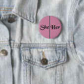 Badge Rond 5 Cm Elle/son pronom v5 - rose (En situation)