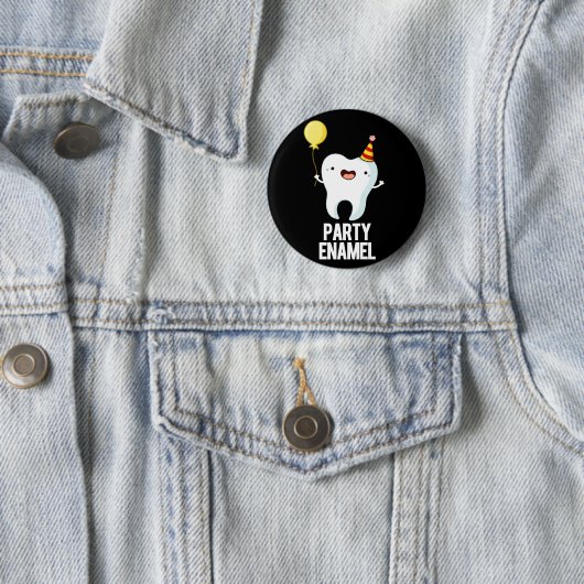 Badge Rond 5 Cm Émail de fête Funny Dot Pun Dark BG (En situation)