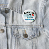 Badge Rond 5 Cm Embrasse-moi c'est mon 90e anniversaire (En situation)