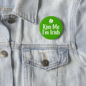 Badge Rond 5 Cm Embrasse-moi, je suis irlandais. (En situation)