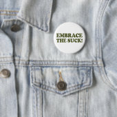 BADGE ROND 5 CM EMBRASSEZ LE SUCK ! (En situation)