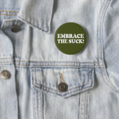 BADGE ROND 5 CM EMBRASSEZ LE SUCK ! (En situation)