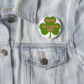 Badge Rond 5 Cm Embrassez-moi, je suis un petit peu les boutons (En situation)
