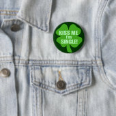 Badge Rond 5 Cm Embrassez-moi que je suis célibataire (En situation)