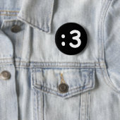 Badge Rond 5 Cm Emoticon face chat : 3 boutons (En situation)