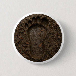Badge Rond 5 Cm Empreinte de Bigfoot dans la boue