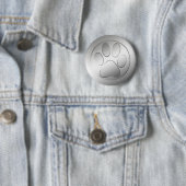 BADGE ROND 5 CM EMPREINTE DE PATTE ARGENTÉ (En situation)