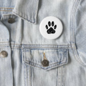 Badge Rond 5 Cm Empreinte de patte Chien Noir Avec Flouris Blanc (En situation)