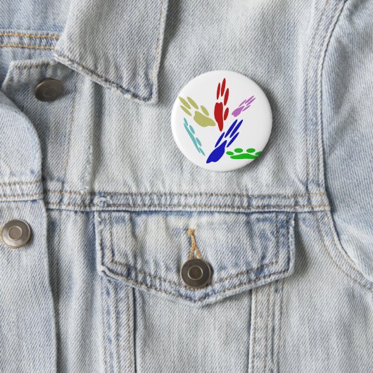 Badge Rond 5 Cm Empreintes de pattes de chien avec des pois (En situation)