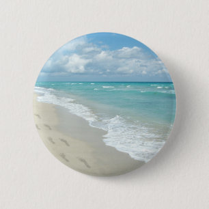 Badge Rond 5 Cm Empreintes sur la plage de sable blanc, Pittoresqu