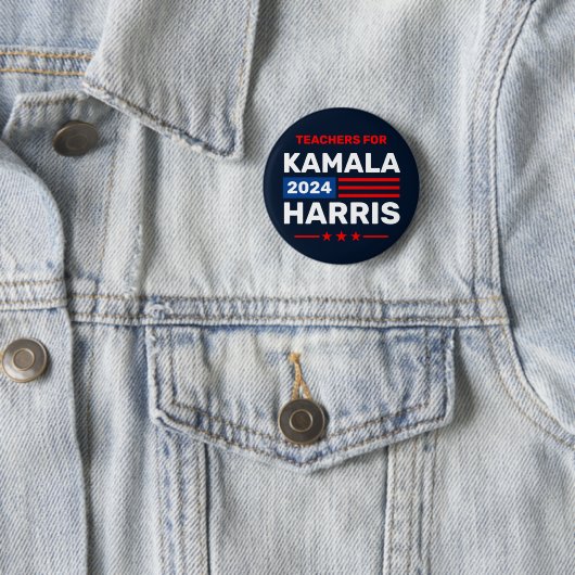 Badge Rond 5 Cm Enseignants pour l'élection de Kamala Harris 2024 (En situation)