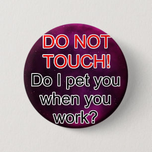 Badge Rond 5 Cm Entretenez l'espace de pourpre d'aides de chien