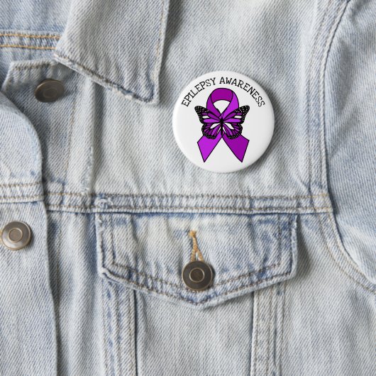 Badge Rond 5 Cm Épilepsie Violet Sensibilisation Ruban et Papillon (En situation)