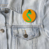 Badge Rond 5 Cm Épingle de serpent irlandais vert (En situation)