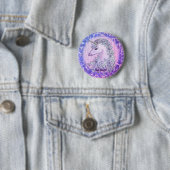 Badge Rond 5 Cm Épingle Licorne Violette (En situation)
