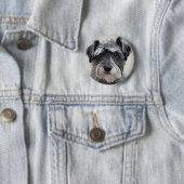 Badge Rond 5 Cm Épingle ronde de chien Schnauzer (En situation)