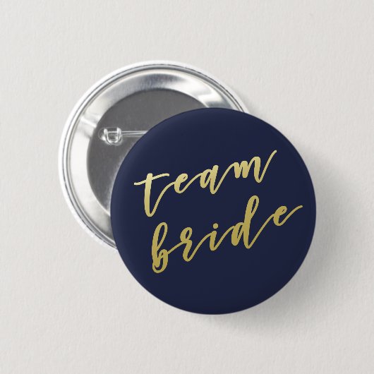 Badge Rond 5 Cm Épouse d'équipe | Faux Gold Script Blanc (Devant & derrière)