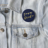 Badge Rond 5 Cm Épouse d'équipe | Faux Gold Script Blanc (En situation)