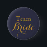 Badge Rond 5 Cm Équipe de Mariage Blue Gold<br><div class="desc">Il s'agit de boutons d'épouses d'équipe de mariage blanc avec le texte de l'ombre portée en Or. Il est préférable pour la fête de la mariée de porter à la fête de la bachelorette, la douche de la nuptiale, la répétition du mariage, les wedding showers, les déjeuners et le dîner...</div>