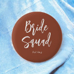 Badge Rond 5 Cm Équipe de mariée Terracotta Brun Blanc Mariage<br><div class="desc">Équipe de mariée Brun Blanc Bouton,  Terracotta Boutons de mariage orange brûlé. Découvrez notre collection de magasin ci-dessous pour les articles correspondants.</div>