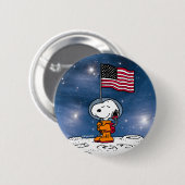Badge Rond 5 Cm ESPACE | Snoopy avec astronaute du drapeau (Devant & derrière)