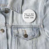 Badge Rond 5 Cm Est c'à ce qu'un féministe ressemble (En situation)