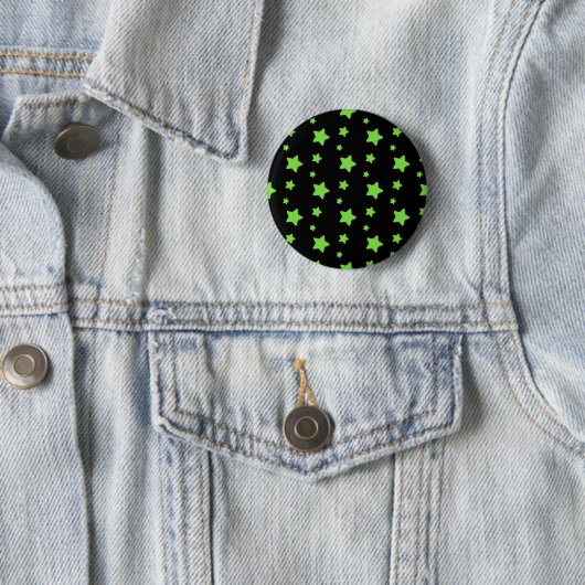 Badge Rond 5 Cm Étoiles vertes sur motif noir (En situation)