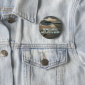 BADGE ROND 5 CM ÊTRE SHY N'EST PAS UN BOUTON MALADE (En situation)