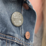 Badge Rond 5 Cm Être un voyageur pas une carte touristique Typogra<br><div class="desc">Notre bouton de citation inspirante de la dérive comporte "Be a Traveller,  Not a Tourist" en monoline blanche bloc & typographie de script,  orné de deux illustrations de flèche et superposé sur un ton sépia vintage 1708 carte du monde des archives numériques de la Bibliothèque publique de New York.</div>